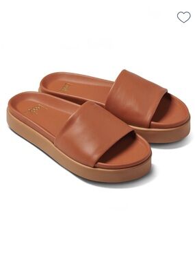 Beek Chick Flat Sandal in tan